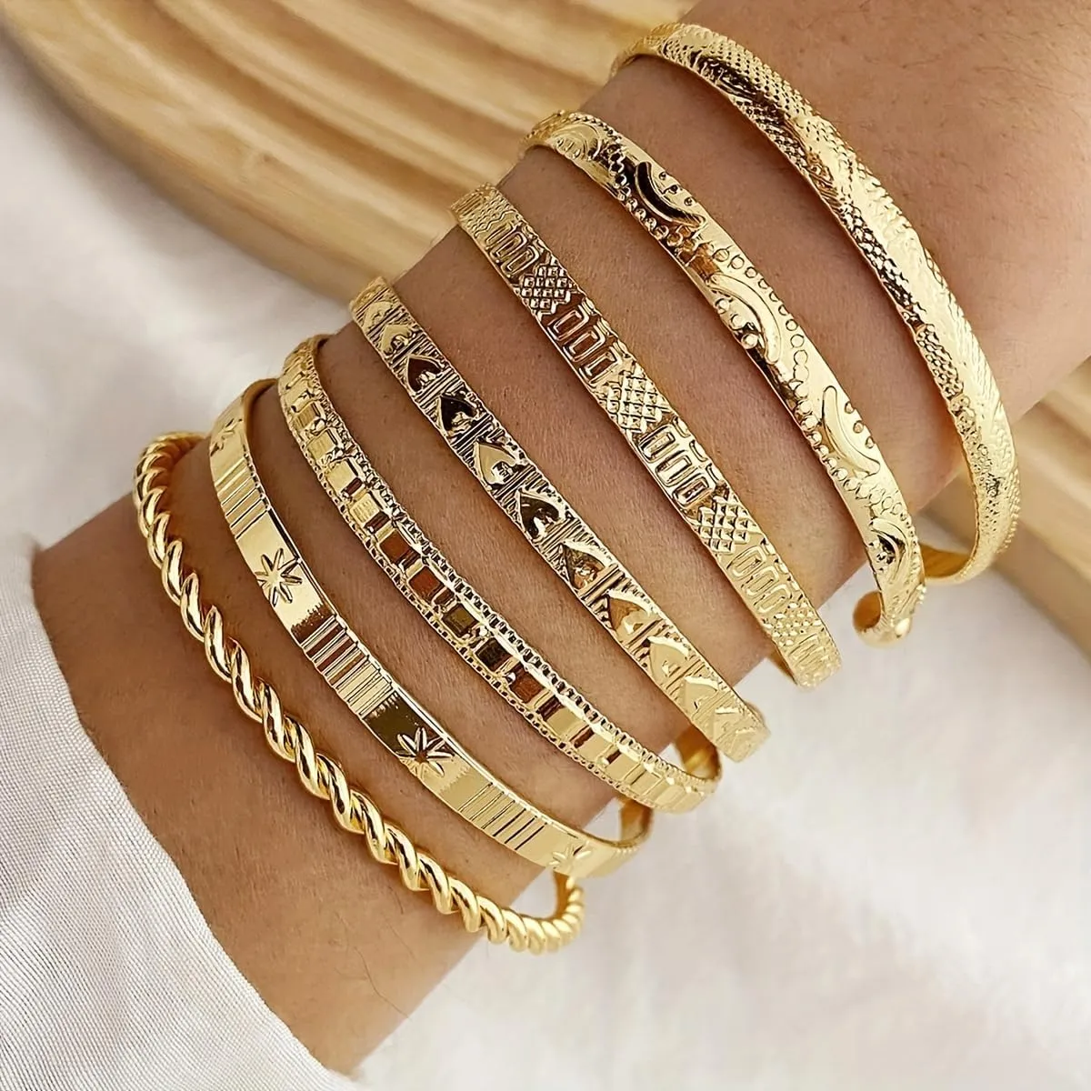 7Pcs Gold Bangle Bracelets Set for Women - Multi Layer Stackable Textured Bracelets Indian Cuff Bangles Boho Jewelry Set
